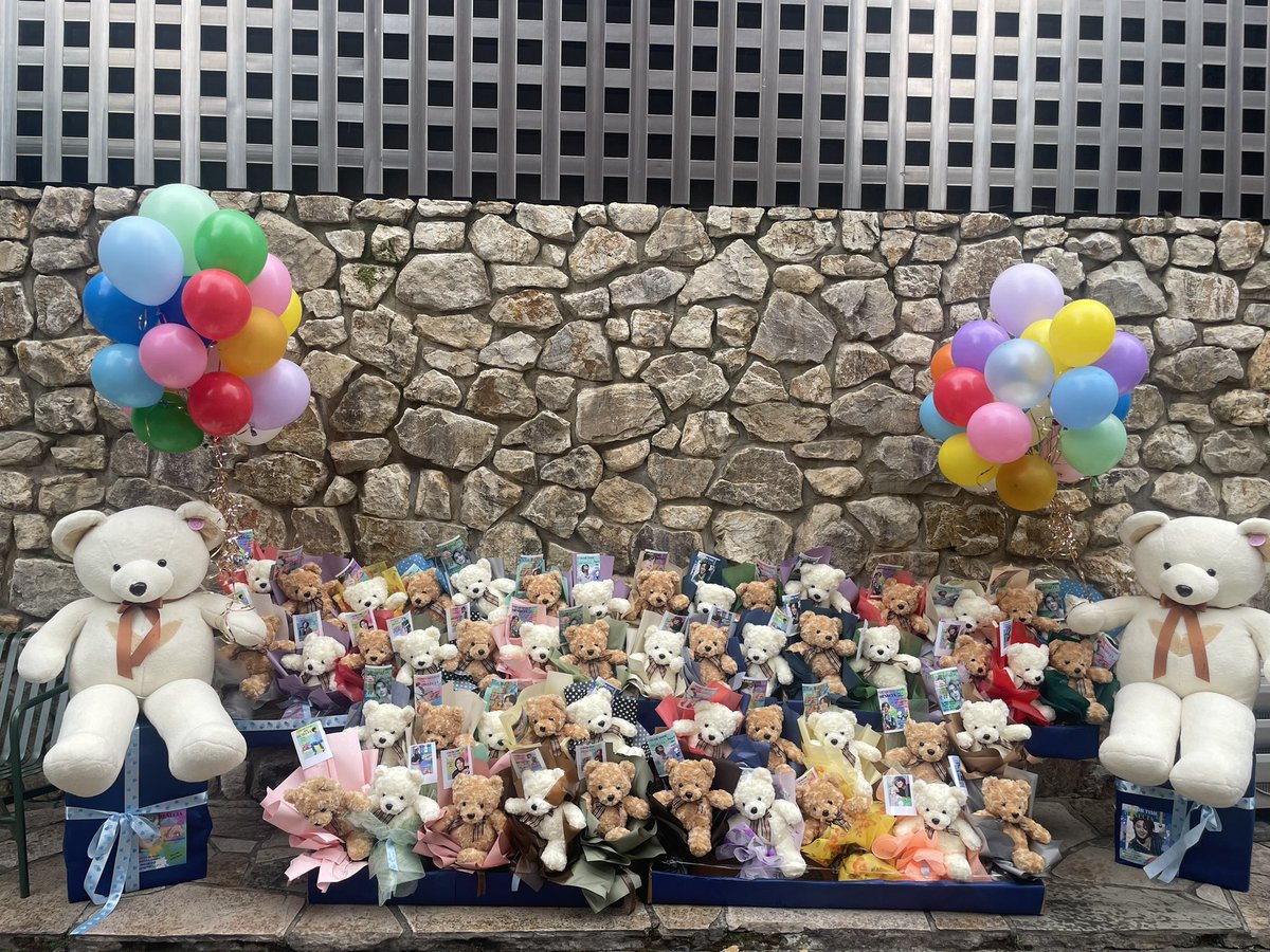 flowergiftkorea's tweet photo. #kimhyunjoong You deserve all these bears, you are huggable and cute like these bears. Your music is an inspiration to all your international fans.
Remember that you are loved by your international fans.

#CampamentoHyunJoong
#KimHyunJoong
#HeneciaMusic
#heneciaofficial
#FGK https://t.co/lxQnB1SMO0