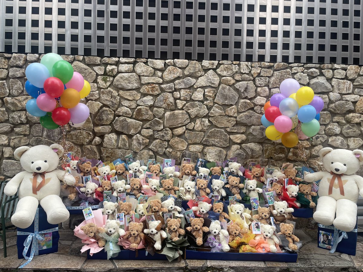 flowergiftkorea's tweet photo. #kimhyunjoong You deserve all these bears, you are huggable and cute like these bears. Your music is an inspiration to all your international fans.
Remember that you are loved by your international fans.

#CampamentoHyunJoong
#KimHyunJoong
#HeneciaMusic
#heneciaofficial
#FGK https://t.co/lxQnB1SMO0