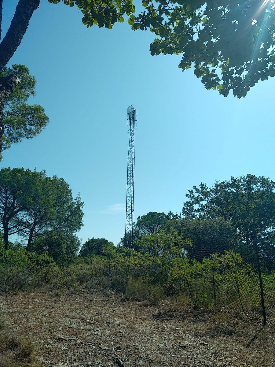 metropolradio's tweet photo. Intervention technique sur l'émetteur de Tourves, opération à cœur ouvert.
Quand tes connaissances refont surface il n'y a plus qu'à. https://t.co/5fxlqN95Wr