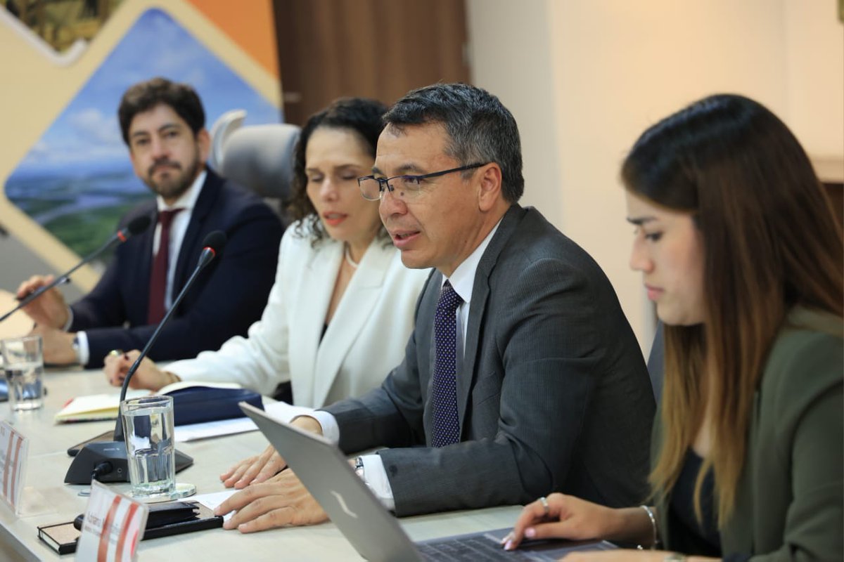 MinTransporteCo's tweet photo. En el marco del MOU firmado con el Reino Unido, nos reunimos con la @UKinColombia 🇬🇧 para dar continuidad a la agenda de cooperación que, actualmente apoya la hoja de ruta de la reactivación férrea y la ejecución del portafolio de proyectos🚉🚢🛣️ https://t.co/MioeQsWgMj