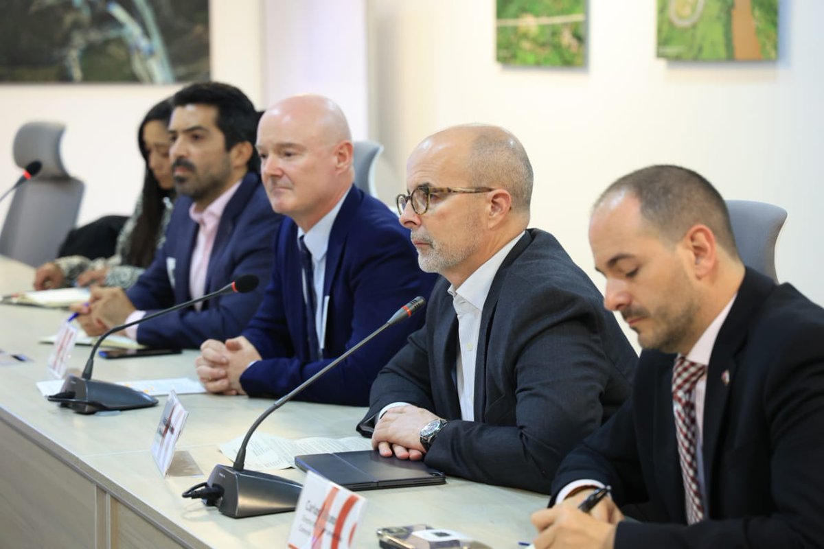MinTransporteCo's tweet photo. En el marco del MOU firmado con el Reino Unido, nos reunimos con la @UKinColombia 🇬🇧 para dar continuidad a la agenda de cooperación que, actualmente apoya la hoja de ruta de la reactivación férrea y la ejecución del portafolio de proyectos🚉🚢🛣️ https://t.co/MioeQsWgMj