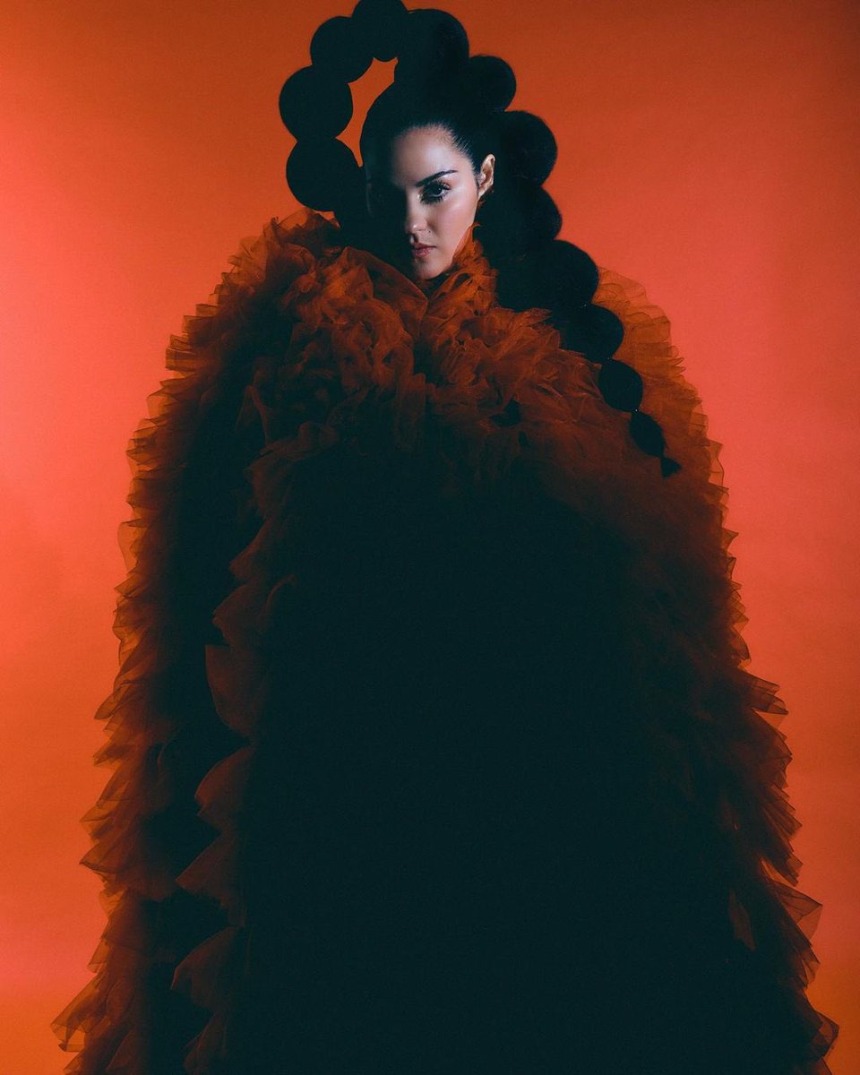 HugoGloss's tweet photo. Ela entrega beleza, talento, conceito… TUDO! Nossa musa rebelde, Maite Perroni, protagoniza a nova capa da revista Numéro Netherlands. Além de estrelar cliques belíssimos, a nossa inesquecível Lupita revelou a sensação de voltar em turnê com a #SoyRebeldeTour, após o grupo ficar quinze anos longe dos palcos +