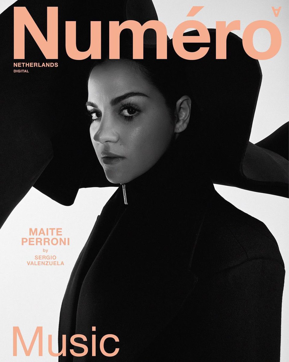 HugoGloss's tweet photo. Ela entrega beleza, talento, conceito… TUDO! Nossa musa rebelde, Maite Perroni, protagoniza a nova capa da revista Numéro Netherlands. Além de estrelar cliques belíssimos, a nossa inesquecível Lupita revelou a sensação de voltar em turnê com a #SoyRebeldeTour, após o grupo ficar quinze anos longe dos palcos +