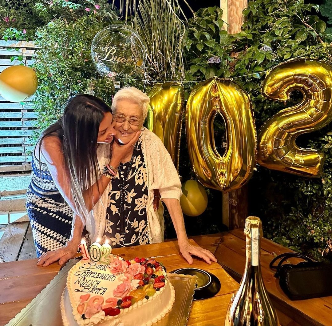 Grace_84deluca's tweet photo. Compiere 102 anni e sorridere con entusiasmo alla vita. Che Meravigliosa  Nonna Elisabetta😍 Una forza della natura.  Auguriiii🎂🥂❤️❤️❤️ #eligreg #gregorelli https://t.co/LNVaEZI0a8