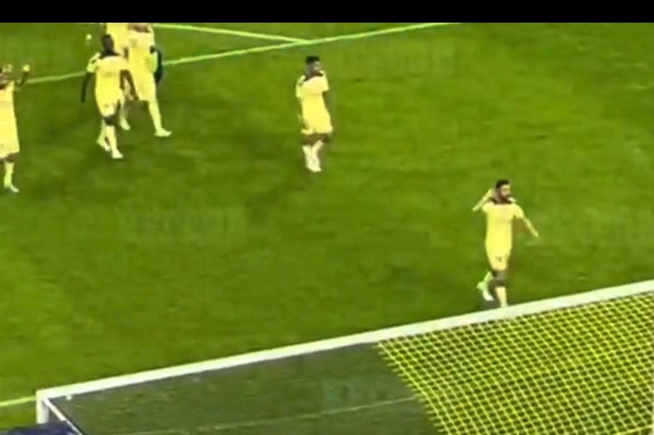 D1OSCuauhtemoc's tweet photo. Por este tipo de acciones, retar a la afición americanista,no debiste hacerlo Layun

Dedicate a jugar q por eso te pagan

Ese campeonato qué nos diste con tu penal, ya es pasado, se te recuerda,pero también es de profesionales decir adiós por el bien de la institución #FueraLayun https://t.co/2QefxOqxGQ