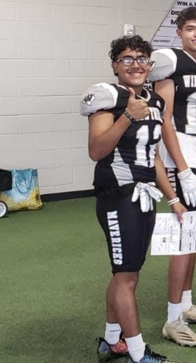CoachRuiz222889's tweet photo. this piojo looking at our O-line🥱
@rogerolivas31 @elbetogarciaaa https://t.co/q3qiNAsuEN