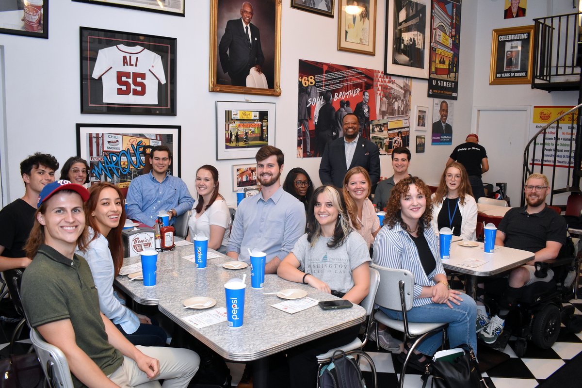 The final day of orientation week gave 1Ls the opportunity to explore DC with faculty & staff! @DeanFairfaxEsq introduced them to historic @benschilibowl which recently celebrated its 65th year. Co-founder Virginia Ali was present, immersing the students in DC history & culture!