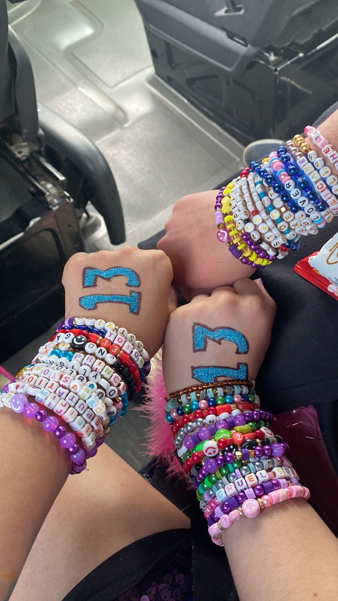 ximerayaa's tweet photo. We counted days, we counted miles to see you in #MexicoCityTSTheErasTour #TSTheErasTour 
@luisa_rayac 
@taylorswift13 @taylornation13 https://t.co/1atbocWzv2