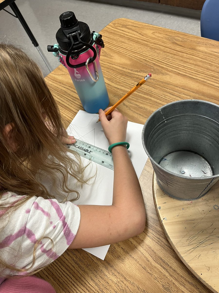 Finch_Elem_Art's tweet photo. 2nd grade working on #1pointperspective complete with a vanishing point @FinchFalcons @MISD_Fine_Arts https://t.co/poQ7qeeH7L