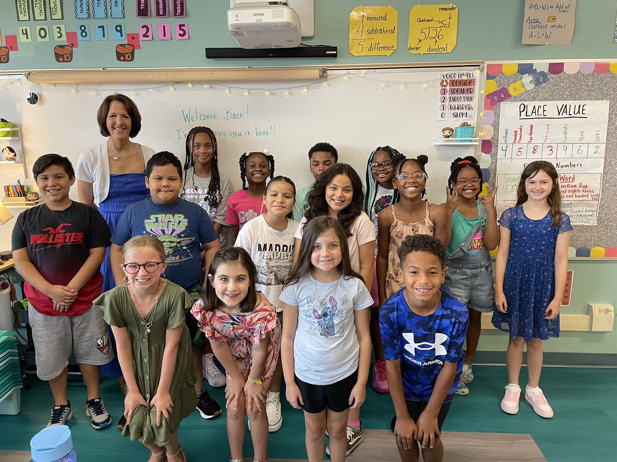 MsCostello111's tweet photo. Look at these fourth graders!! It’s going to be a great year in Room 111! #BeEvergreen https://t.co/KTYrqFRdNE