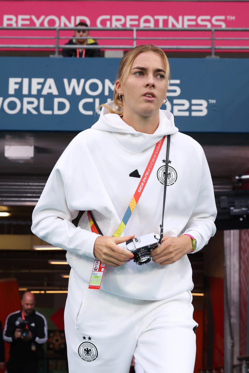 🎙️ La futbolista alemana Laura Freigang ha escrito un alegato en Vogue Germany sobre las intolerables actitudes de Rubiales en la entrega de medallas del Mundial:

🗣️"Un comportamiento así es absolutamente inaceptable; además existe una situación de desequilibrio de poder entre