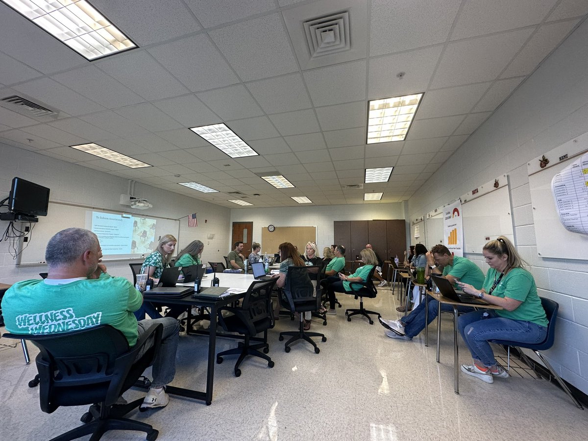 The Gladiator War room in action this week for the first time 💪🏼 Diving into data to help increase student achievement. #jchsgladiators @LeadGladiator @FultonZone6 @FCS_JCHS