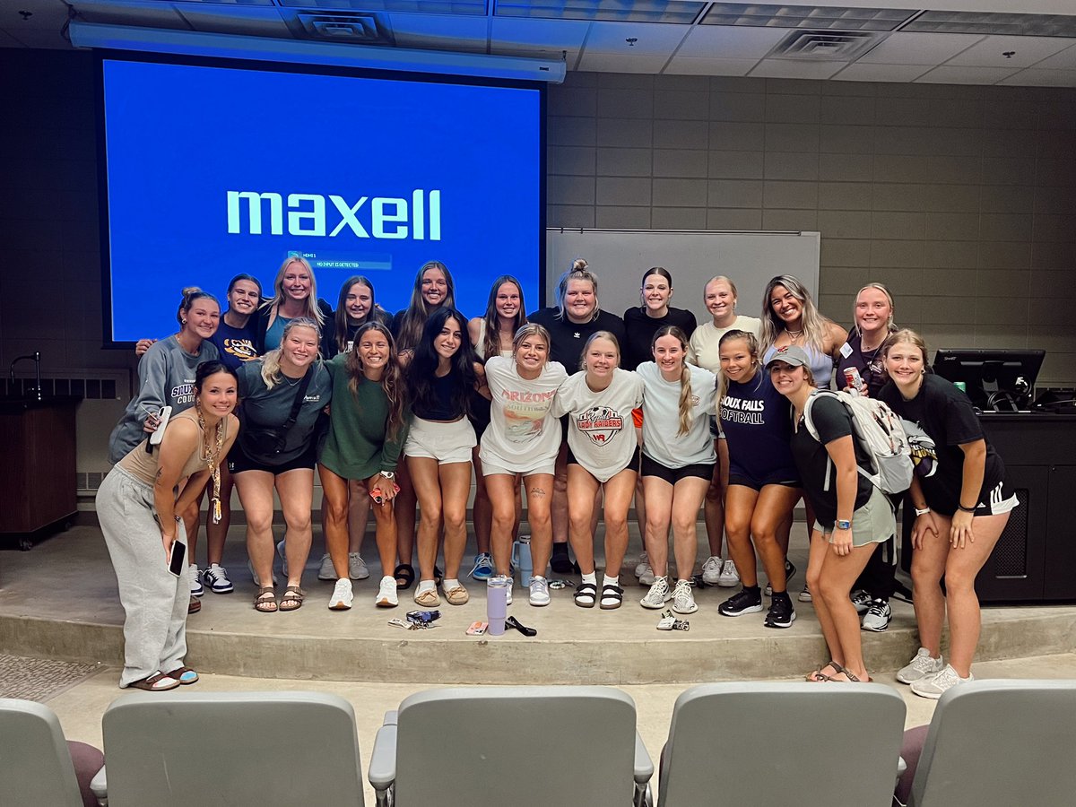 USFCougarsSB's tweet photo. BACK IN BUSINESS💜

#cougsup #family https://t.co/jqzpXy3B3c
