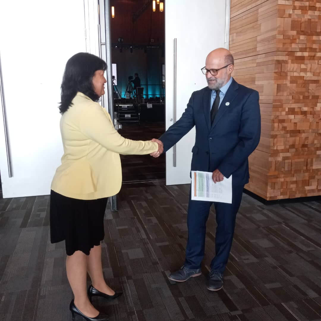 Sostiene fructífero encuentro la Viceministra de <a href="/citmacuba/">Ministerio de Ciencia, Tecnología y Medio Ambiente</a>, Dr.C. Adianez Taboada, con el Sr. Carlos Manuel Rodríguez, Director Ejecutivo y Presidente del Fondo para el Medio Ambiente Mundial durante #GEFassembly2023.
#CubaPorLaVida