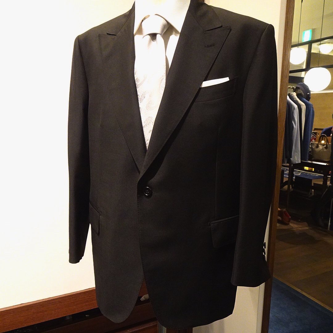 noma56's tweet image. イタリア・アリストン MOHAIR WORLDコレクション、ウール50%･モヘア50%素材の夏のブラックフォーマルスーツです。

#bespoketailor #ariston #blackformal #formalsuit #ブラックフォーマル #フォーマルスーツ #礼服 #略礼服 #結婚式スーツ #喪服 #アリストン