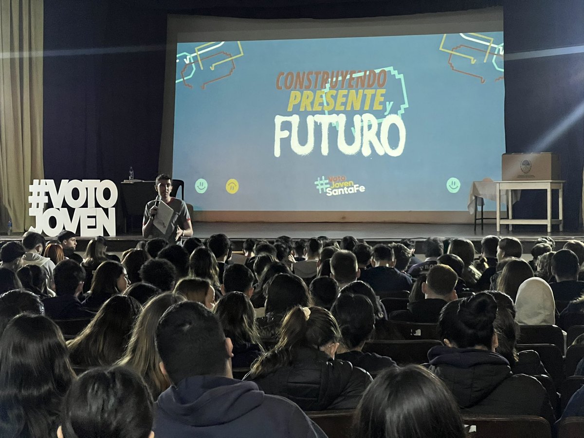 RoberBenegui's tweet photo. 🗣️Seguimos conversando sobre voto joven con las juventudes de toda la provincia. Hoy estuvimos en Firmat junto a @FranStampone en el encuentro de juventudes organizado por el #PoloCultural

🗳️Santa Fe fue la última provincia en habilitarlo para las elecciones de este año. https://t.co/UYA4abysc1