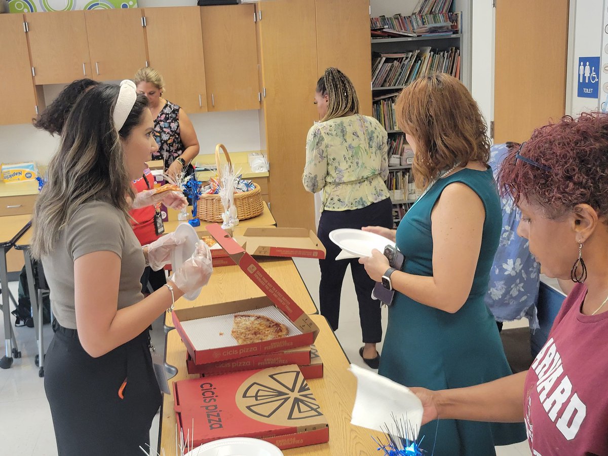 ProfeHernandez2's tweet image. Open house at Truett Elementary! Establishing communication with parents. #TogetterWeRoar @GabrielleMErvin @Padilla_AA @JackieMarieRod