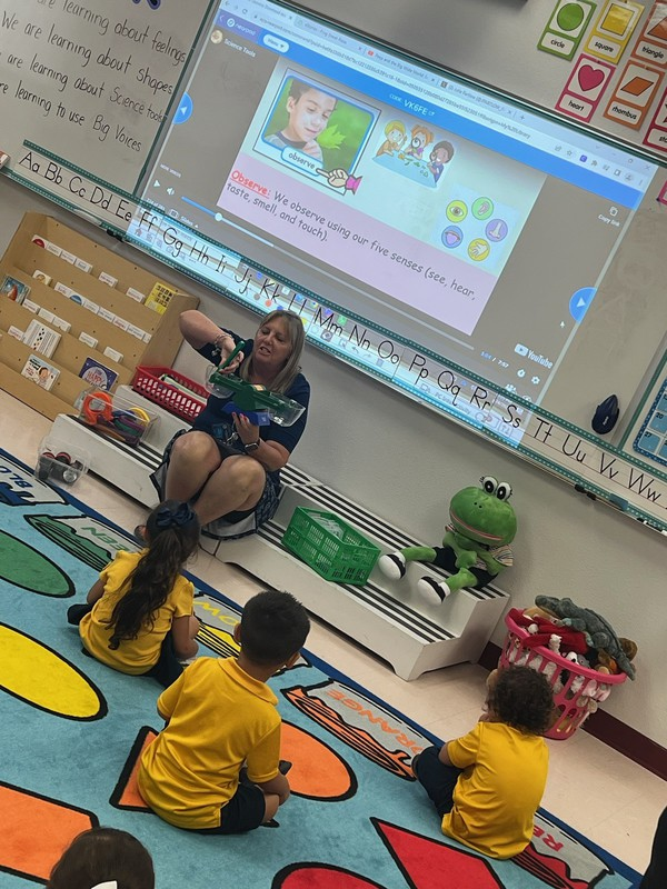 SierraVista_SA's tweet photo. You're never too young to learn about science! PreK3 learned about science tools and making observations. #TeamSISD #Yahoo #TicketToSuccess @JPARTLOW_SVES https://t.co/0i0mC5Ve2G