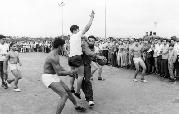 Ronald1969HT's tweet photo. #Fidel Revisemos cada disciplina, cada recurso humano y material q dedicamos al deporte.Debemos ser profundos en los análisis, aplicar nuevas ideas, conceptos y conocimientos. Distinguir entre lo q se hace por la salud de los ciudadanos y lo q se hace por la necesidad de competir https://t.co/vCptRWs4dS
