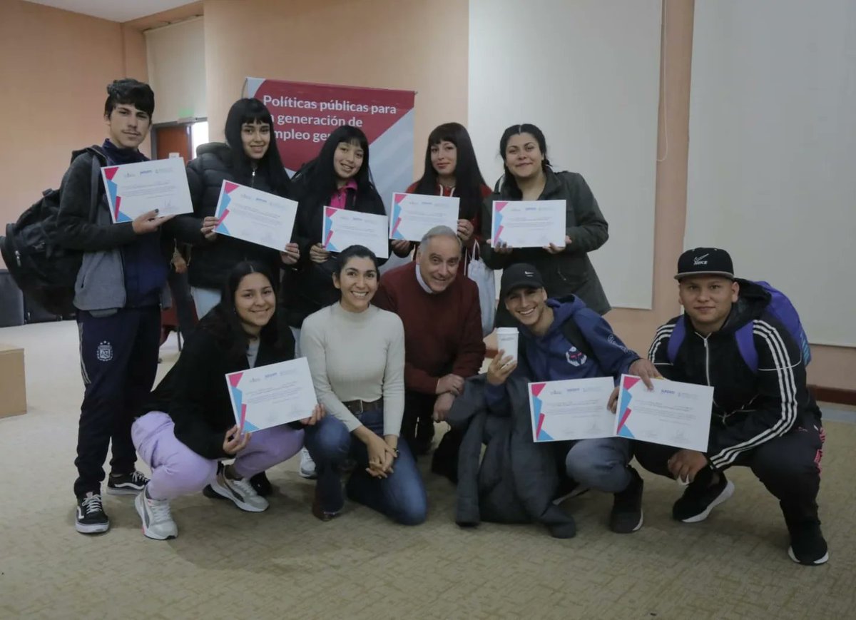 EmilceVegaEOK's tweet photo. ESTRATEGIAS EXITOSAS PARA CONSEGUIR EMPLEO 👨🏻💻
Junto a #SERCOM, @lucianoromero_m y jóvenes de #SanRafael aprendimos de forma lúdica cómo armar perfiles profesionales a partir de un buen #CV y cómo enfrentar una entrevista laboral.
👷🏼 ¡Felicitaciones a quienes participaron! https://t.co/aRnBkAKkFn