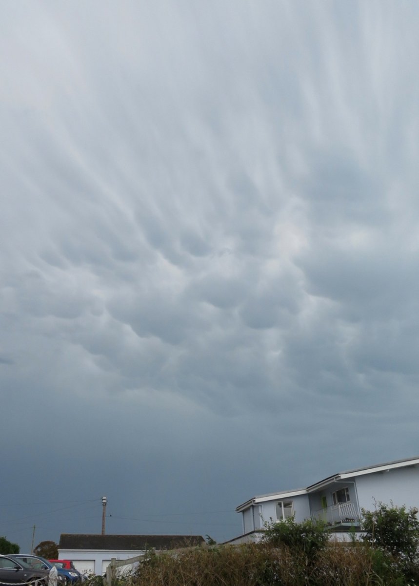 leblancq_f's tweet photo. There was a good lightning display from this morning’s medium level ~9000ft thunderstorm, which skirted the south coast of #JerseyCI. It left behind some #mamma and the weather observers #chaoticsky (CM =9) @Jersey_Met https://t.co/zmBIvbavSY