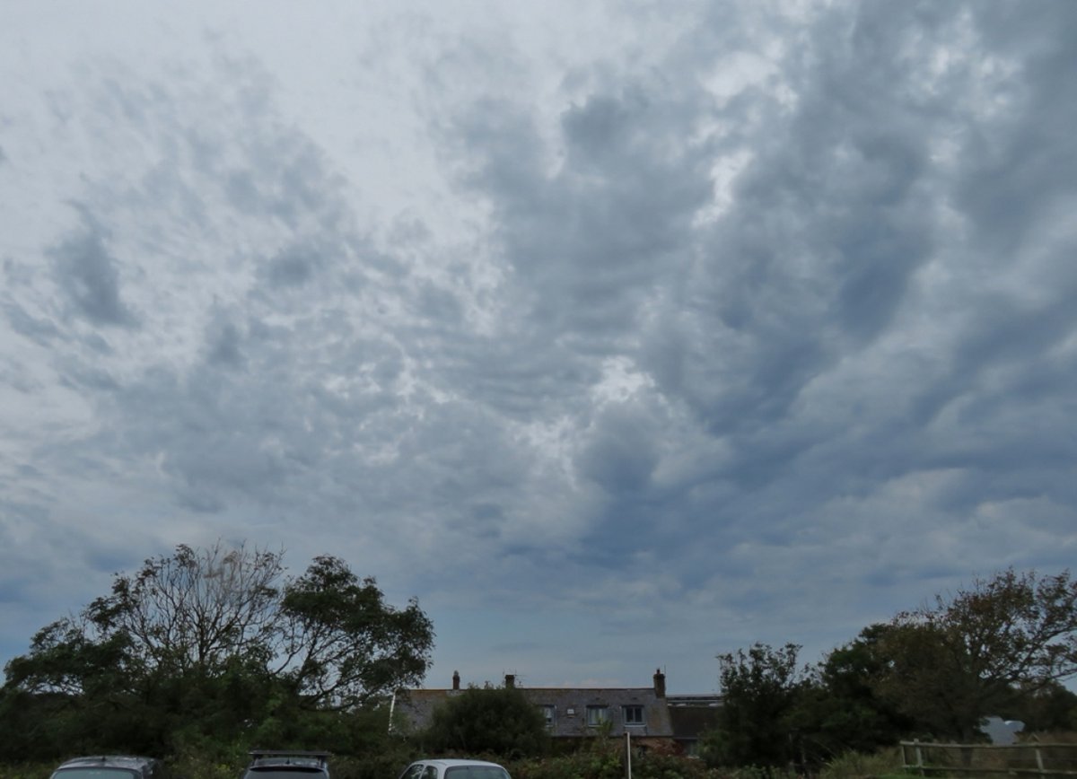 leblancq_f's tweet photo. There was a good lightning display from this morning’s medium level ~9000ft thunderstorm, which skirted the south coast of #JerseyCI. It left behind some #mamma and the weather observers #chaoticsky (CM =9) @Jersey_Met https://t.co/zmBIvbavSY