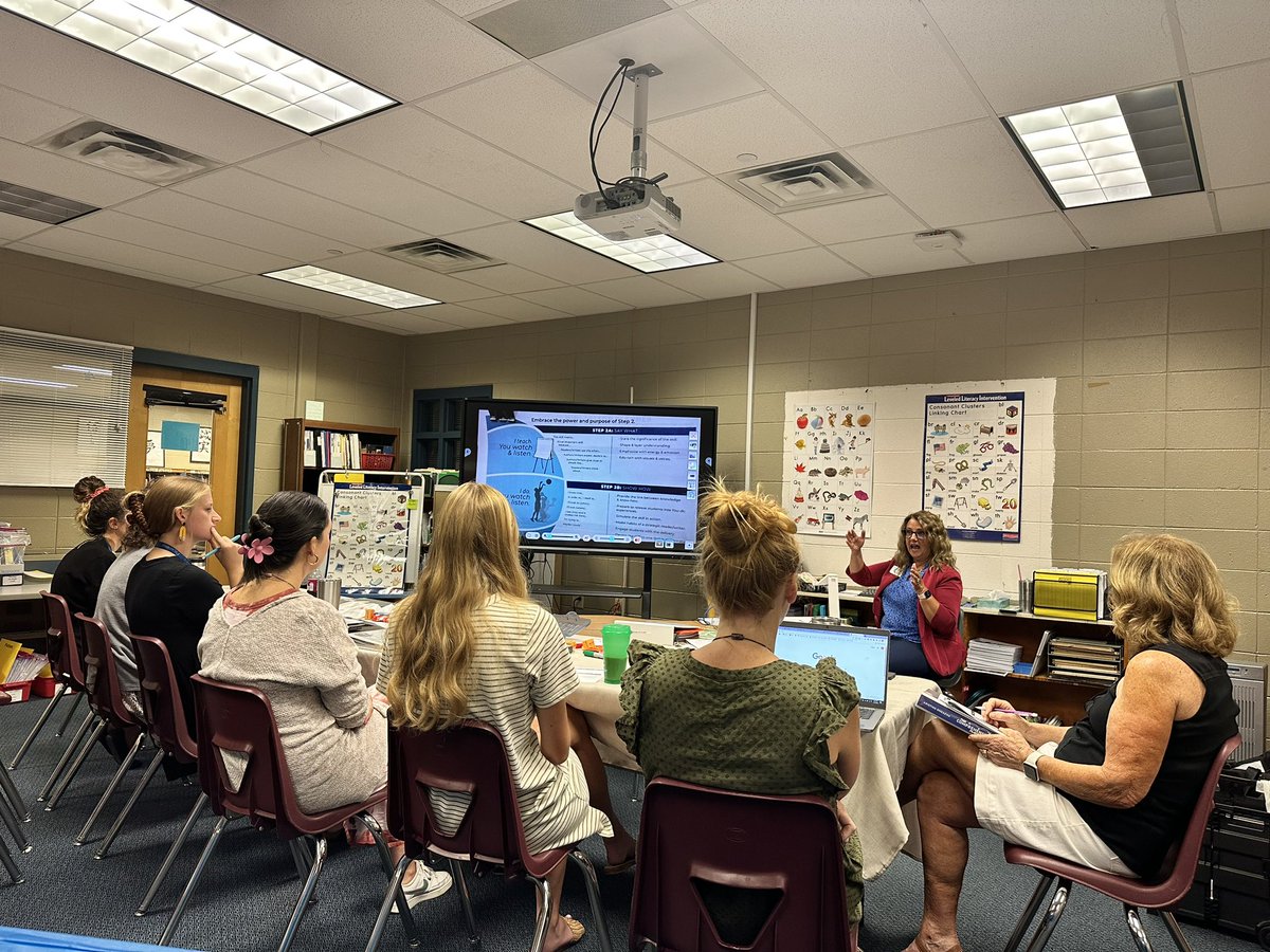 picadomelions's tweet photo. @SmekensEd was a huge help getting our year started off right. Can’t wait to see the Comprehension Playbook on action! #picadomepride #everykideveryday https://t.co/1nzW0AXjVu