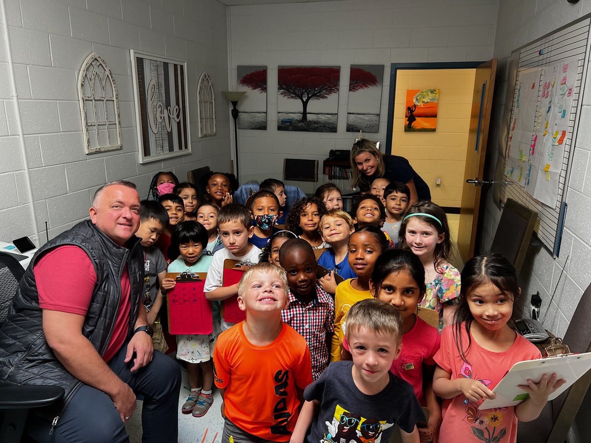Kinders in Ms. Keyser’s classroom went on Exit hunt tour around the school. They found the office and saw Mr. Wolfe. #OneAldrin <a href="/FCPS_Kinder/">FCPS_Kindergarten</a> <a href="/PrincipalWolfe/">Principal Wolfe</a> <a href="/fcpsnews/">Fairfax Schools 🌟</a>