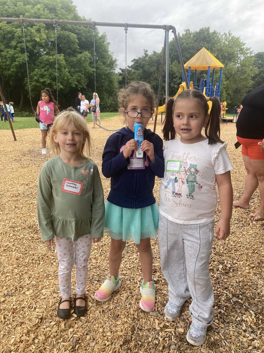 GriecoBeth's tweet photo. Welcome Kindergarteners to Berry School. Dandy was excited to meet everyone! #FeelinDandy https://t.co/cfDkELzsEX