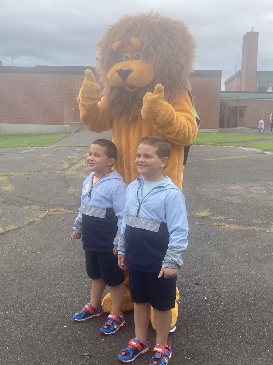 GriecoBeth's tweet photo. Welcome Kindergarteners to Berry School. Dandy was excited to meet everyone! #FeelinDandy https://t.co/cfDkELzsEX