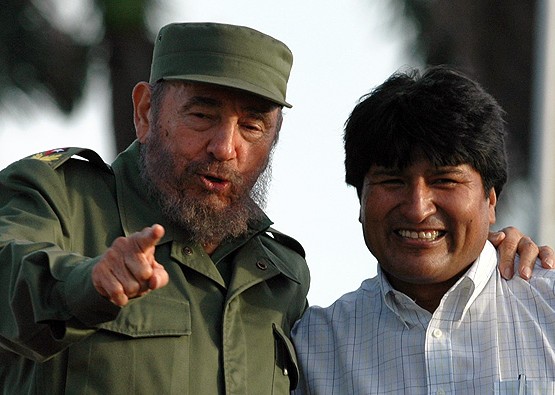 Soy un revolucionario que sigue el legado de #Martí, #Fidel, el #Che, #Chávez y todos los que lucharon por la libertad y la justicia.
No me dejo intimidar por el imperialismo ni por sus lacayos. Defiendo la soberanía y la dignidad de mi pueblo. ¡Viva la revolución! #PatriaOMuerte