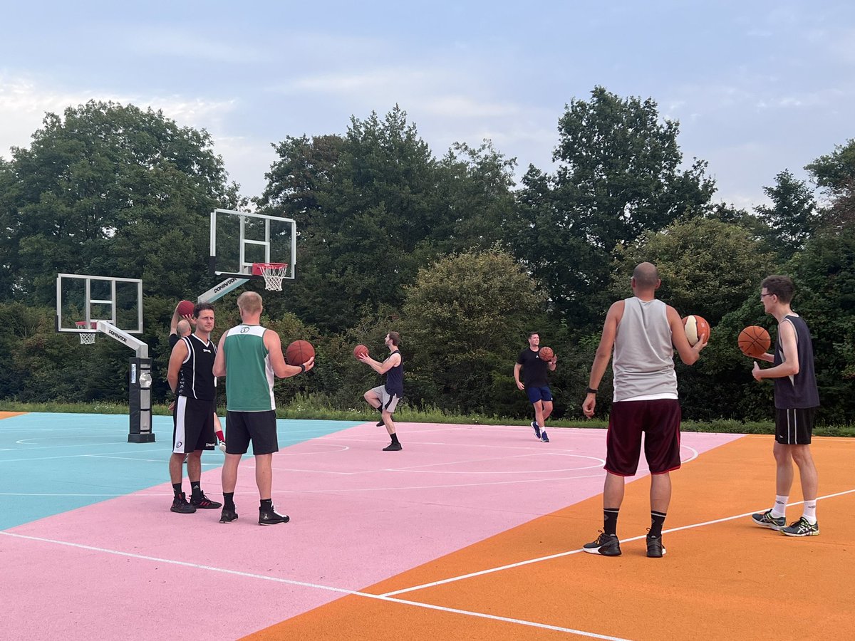SUMMER NIGHTS OF BASKETBALL

De vakanties zitten erop maar de zomer nog zeker niet! En daarom genoten de mannen van Be Quick van een heerlijke Summer Night of Basketball! 

Ben jij er volgende week donderdag ook bij? Sportpark de Pelikaan, 19:30 uur!