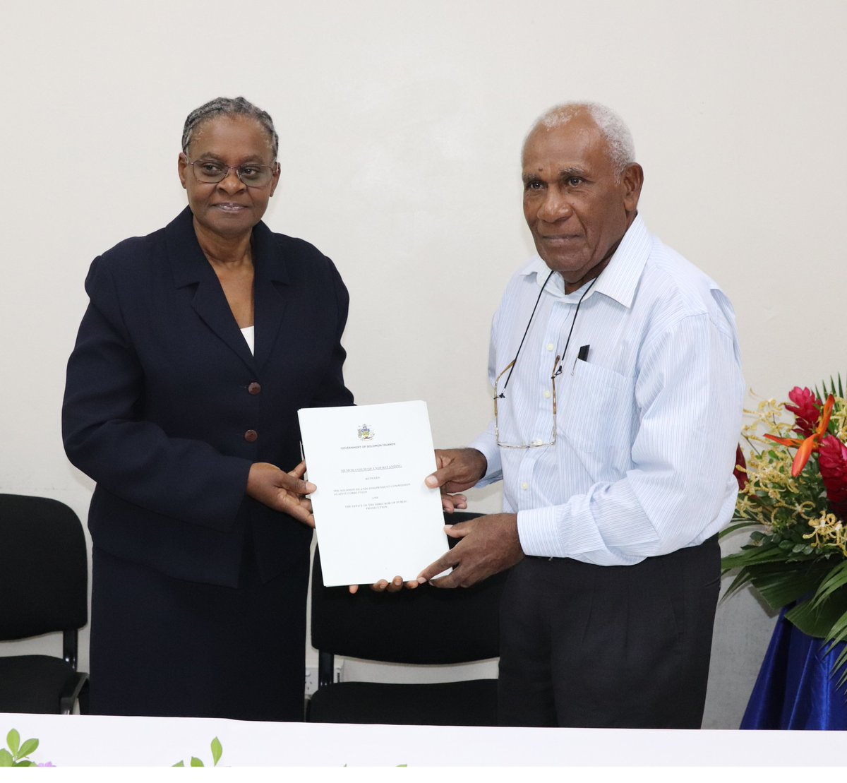 UNDP_Solomons's tweet photo. Congratulations 👏 to #SIICAC on the signing of new MoUs with integrity institutions, to pave the way for coordination and collaboration on corruption prevention / investigating / prosecuting in 🇸🇧
#Ombudsman #OAG #LCC #Public_Prosecutions
@UNDP_Solomons https://t.co/1biTZIELIt