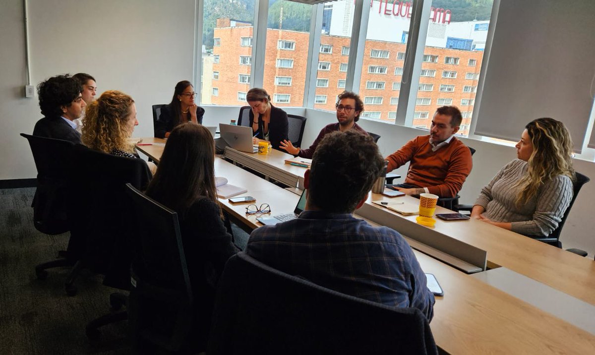 DNP_Colombia's tweet photo. La Dirección de Gobierno, DDHH y Paz del #DNP se reunió con el Equipo de la @ONU_es para Soluciones al Desplazamiento Interno, con el objetivo de conversar sobre el concepto y la prospectiva de soluciones duraderas para la población desplazada por la violencia en Colombia. https://t.co/awUHgBgIkj