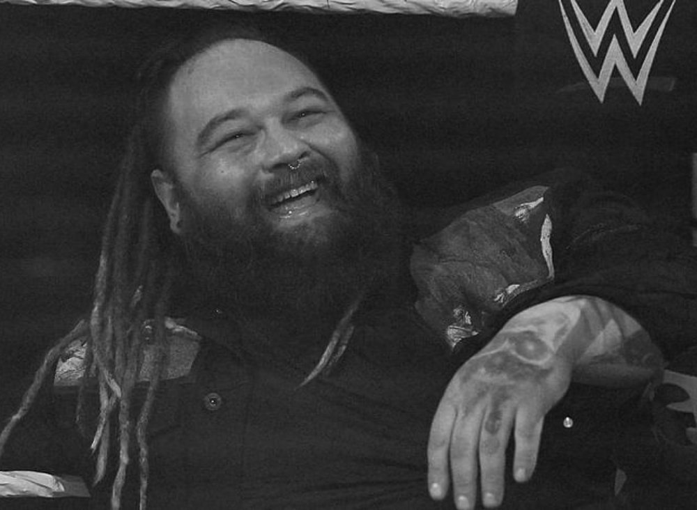 K3VMA's tweet photo. Se ha confirmado el fallecimiento de Windham Rotunda a sus 36 años, más conocido como Bray Wyatt.

No tengo palabras para describir lo que siento. Una noticia que ningún fanático del Wrestling esperaba recibir.

Solo puedo decir, #ThankYouBray 🖤 nunca te olvidaremos. https://t.co/bOLeI0EKeH