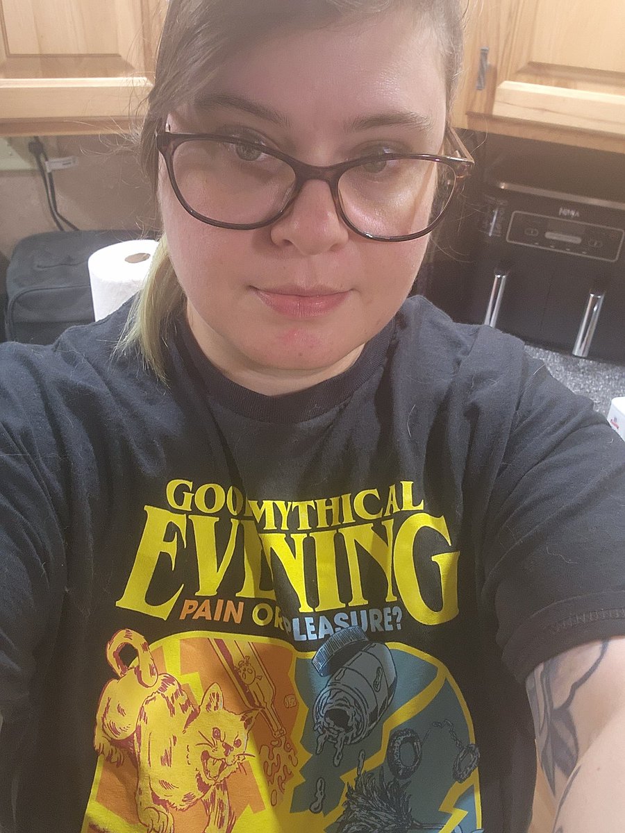 Skabillygirl's tweet photo. Under 2 hours until show time! #goodmythicalevening @Mythical @StevieWLevine @ChaseHilt @MythicalChef https://t.co/z0yIgX29KJ