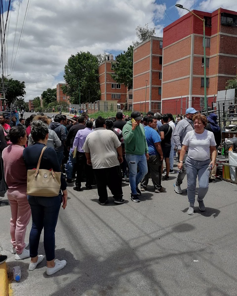 infopolitano's tweet photo. #EdoMex | ¡Los echan a la calle! 😧 Decenas de comerciantes del Mercado Izcalli en la Col. Tepalcapa de #CuautitlánIzcalli fueron desalojados por orden judicial

Los afectados piden ayuda al gobierno municipal para recuperar sus locales, aseguran no fueron notificados de desalojo https://t.co/QYH4adbwvM
