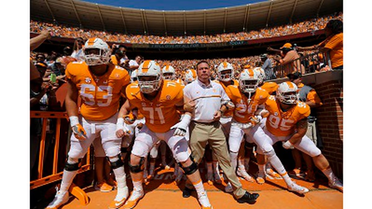 AntoineDeslau05's tweet image. I am extremely privileged to receive an offer from the University Of Tennessee‼️‼️

@romandg3 @Vol_Football 
@coachdtwhite @coachearnhardt @coachBuckhalter @coach_Coop42
@CoachCohea @MironYohan @LinebackerProt1 @DAWGHZERECRUITS 
@RG_Eagles

#BUILT4ships