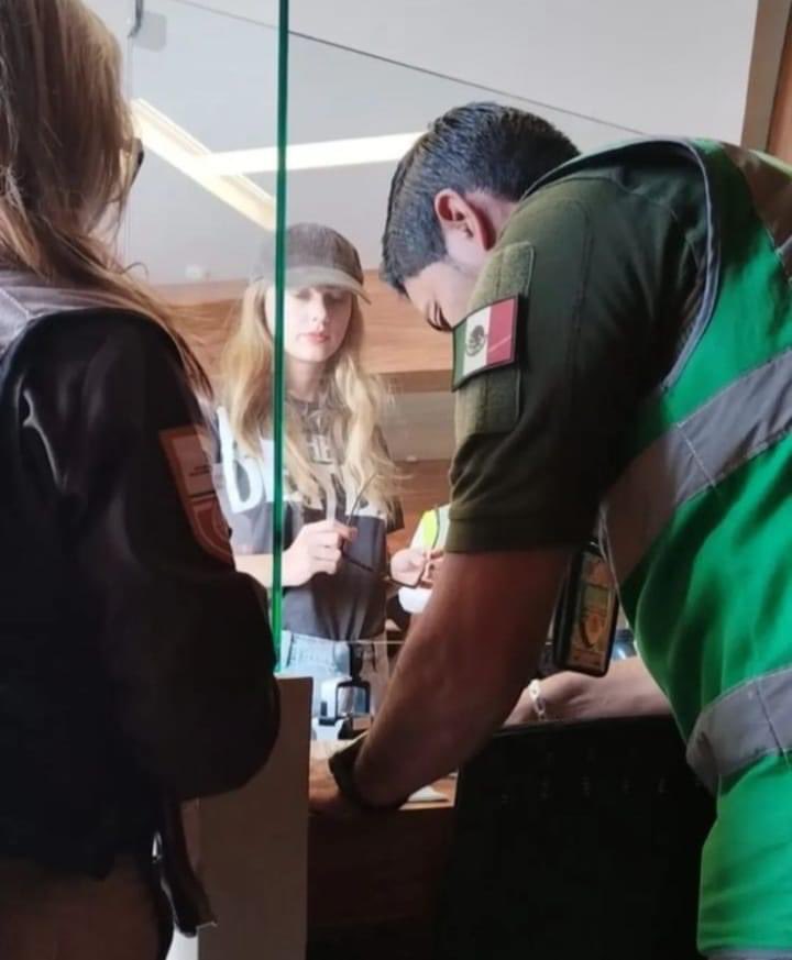 LaPuercaylor's tweet photo. Taylor Swit llegando a Ciudad de México con merch de The Beatles 

La foto es de hace horas!! https://t.co/FzGfK2qtW3