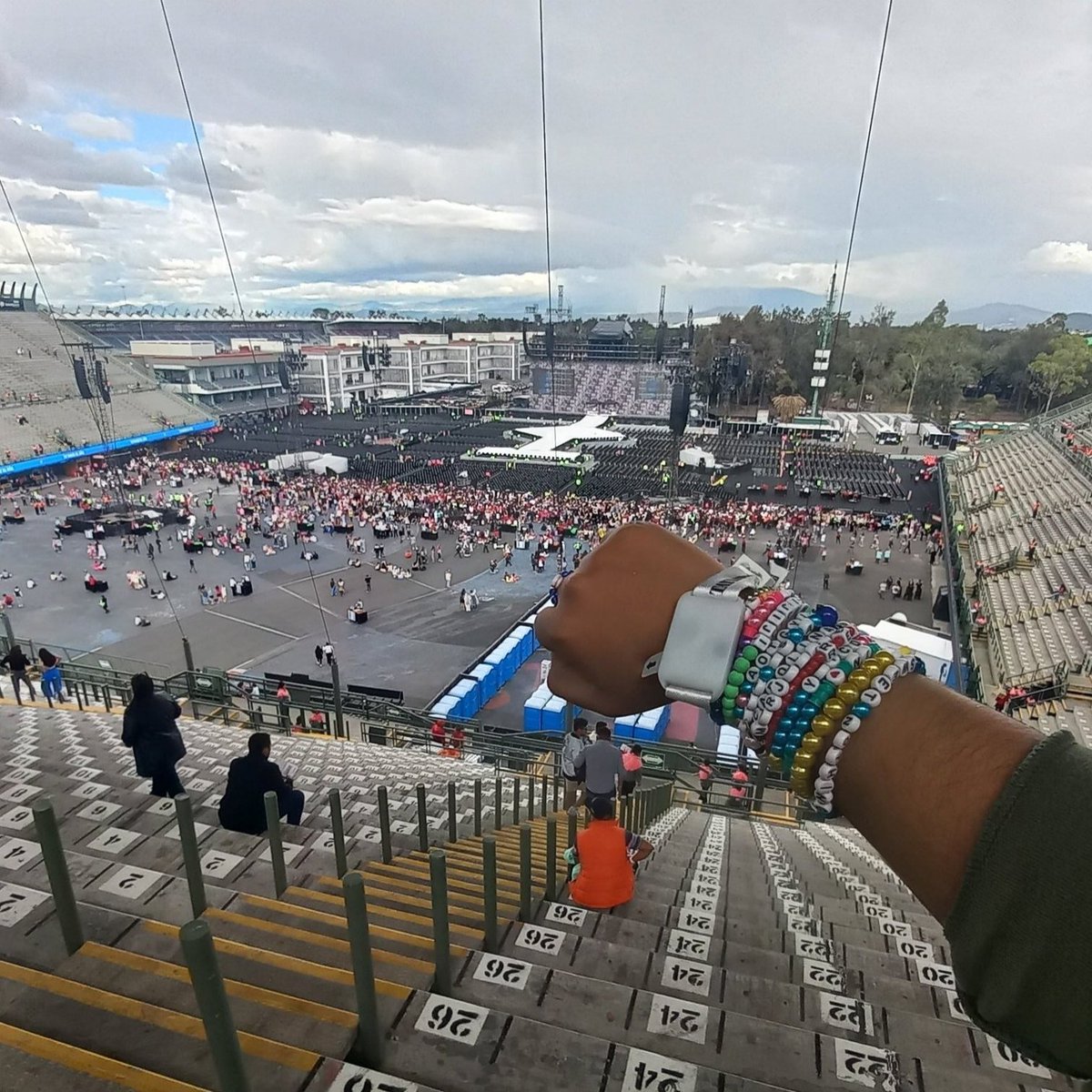 TheSwiftSociety's tweet photo. 📷| A look inside the stadium in Mexico City 🇲🇽 https://t.co/uH8OJVhzw0
