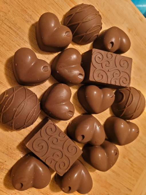 Made myself some chocolate 🍫😋   The bar is peanut butter walnut chocolate bar  The bites are PN chocolate<a href="/tag/tistheseason"class="tags"><span>#tistheseason</span></a>