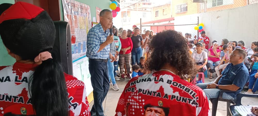 Junto al presidente de #Hidrocapital, Harol Clemente, visitamos a los vecinos de La Bombilla #Petare, donde entregamos una serie de materiales como: válvula, tubos, llaves de paso entre otros, para mejorar el sistema de distribución de agua potable 1/2 #Venezuela