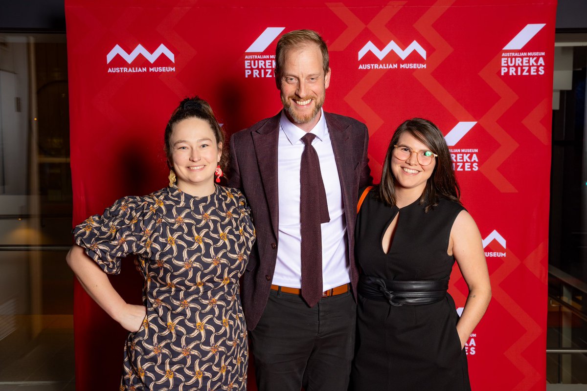 Obsessed with this. @teegstar is so glam and I have a classic case of #sciencecommunicator hands. Was so fun going to the @eurekaprizes and celebrating amazing science!