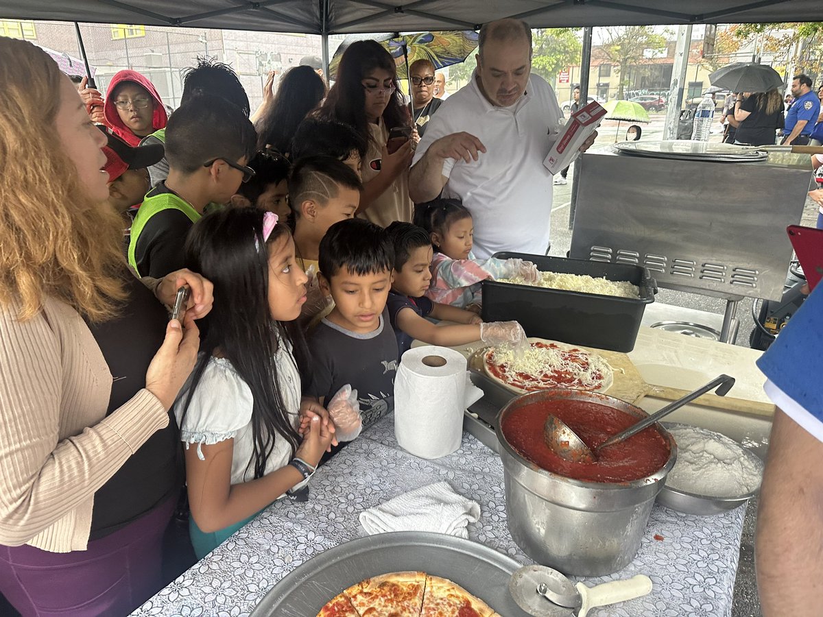 Shout out to Sunset Pizza for their generous donation of pizza for the @NYPD72Pct at the Day of Play at D’Emic playground. The pizza was delicious! 🍕🍕