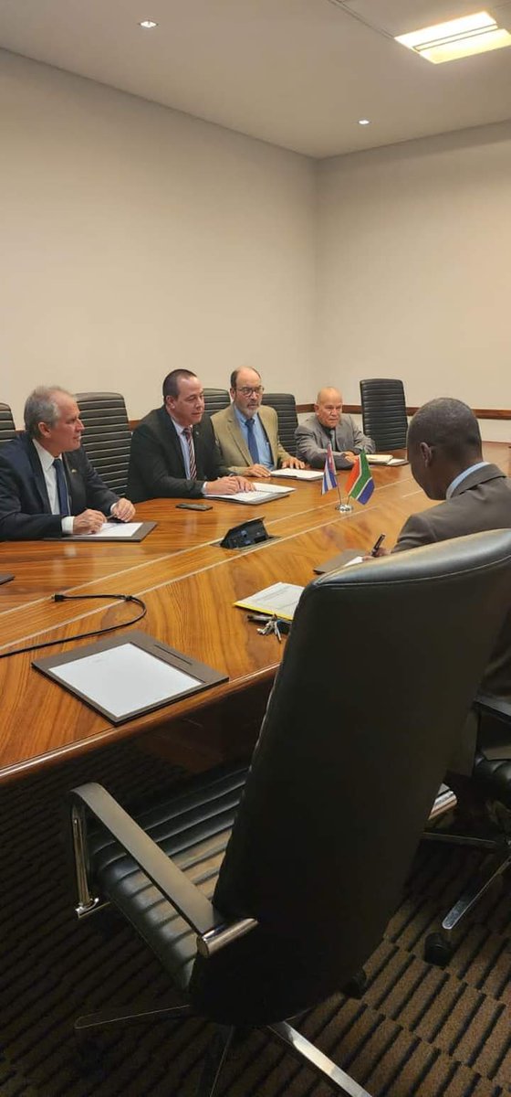 El Ministro de Salud de Cuba José Angel Portal sostuvo encuentro en el día de hoy con su homólogo de Sudáfrica Mathume Joseph Phaahla, se abordaron temas como el resultado de la cooperación en Salud entre los dos países.🇻🇪🇨🇺 #CubaPorLaSalud #CubaCoopera