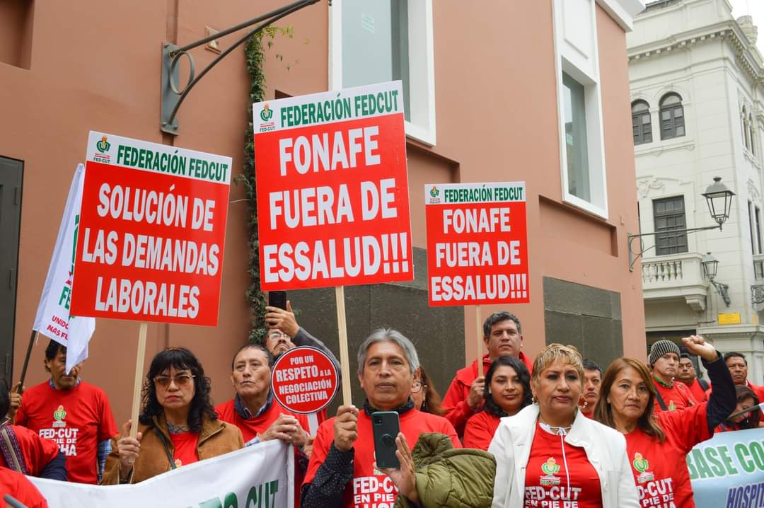 FedCut's tweet photo. 📣 ¡Por la aprobación del PIM 2023! ¡AHORA, AHORA! ✊🏽
📸 Galería forográfica del plantón realizado hoy en el Frontis del @MEF_Peru ➡️ https://t.co/QuJwE4gT2R
#fedcut #essalud #pim2023 #derechoslaborales #bono #negociacioncolectiva #trabajodigno #fonafe https://t.co/g9Xobgkb1t