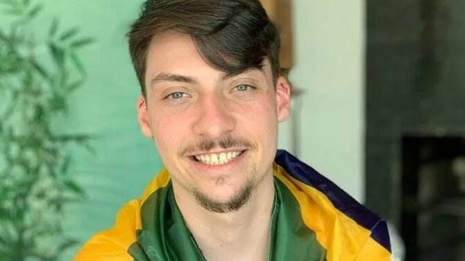 Arthurvneto's tweet photo. PERSEGUIÇÃO NÃO PARA

Polícia do DF cumpriu hoje mandado de busca e apreensão contra Jair Renan Bolsonaro. Pergunto: acusado de ter roubado no mensalão, no petrolão? Teria sido ele o inventor das emendas “PIX”?

A Polícia Civil, segundo o advogado do jovem Renan apreendeu o celular, um HD e anotações do filho mais novo de Bolsonaro. Quase um menino. Se se chamasse Jair Gomes de Oliveira, nada disso teria ocorrido.

Espero que não surjam mais vazamentos seletivos e que, agora, com seu celular apreendido o filho do ex-presidente não seja mais um dos condenados antes mesmo de se conhecer de que ele é acusado.

Enquanto isso, conforme noticiado pelo jornalista Paulo Cappelli, do Metrópoles, foi designado pelo governo Lula, nesta quarta-feira, como Conselheiro Consultivo da Agência Nacional de Telecomunicações, a ANATEL, o advogado Mateus de Moura Lima Gomes, preso pela Polícia Federal (PF) em 2018, flagrado tentando esconder dinheiro na privada de sua casa. Na cueca é coisa antiga. Na privada é novidade. E as duas coisas são muito mal cheirosas!

A CPMI do 8 de janeiro não consegue ouvir a vergonha do Exército Brasileiro, que é G. Dias. Vários pesos e diversas medidas!

O Ibovespa volta a ter queda significativa. E sabe-se que o dólar, nesse passo, voltará a subir, enquanto Lula defende, tolamente, criação de moeda única para transações entre os países dos BRICS.

E Haddad prega, com sincera ignorância, que exportações da Argentina para o Brasil sejam pagas com a moeda chinesa, o yuan, sabendo-se que o Brasil dispõe de mais de 300 bilhões de dólares, de reservas cambiais, criteriosamente aplicados pelo presidente do Banco Central autônomo, pós-doutor em economia pela Universidade de Chicago, Roberto Campos Neto.

Ou seja, Haddad é quase tão menino quanto Jair Renan. Desfilando tolices que fazem mal ao Brasil. E Renan é visado porque o ódio quer acabar com a carreira política do seu pai.

O Brasil precisa focar nos fatos reais, no que afeta sua economia e sua gente e parar de lançar cortinas de fumaça, toda vez que surgem escândalos ou, então, para encobrir o despreparo notório de Lula, que conduz o país a rumos mais que incertos!