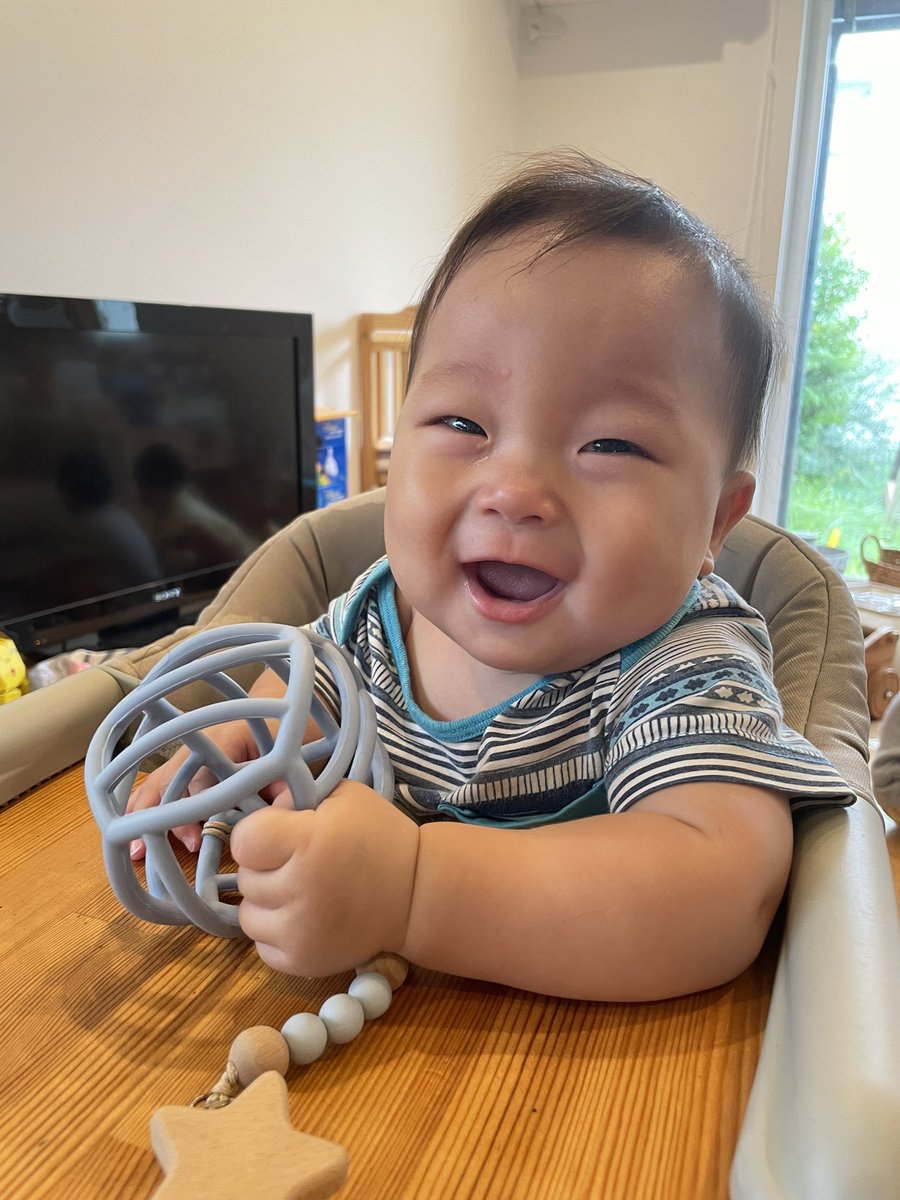 泣いてるか？！笑ってるか？！

笑いながら泣いてます。笑

『ママがいてうれしいよぉ〜、でも早く抱っこしてよぉ〜』

こんな声が聞こえてきたので抱っこしてあげました😊

自己表現にママが答えることから信頼関係が生まれます♡