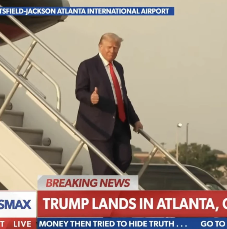 CitizenFreePres's tweet image. JUST IN -- President Trump flashes a thumbs up as he departs Trump Force One in Georgia.