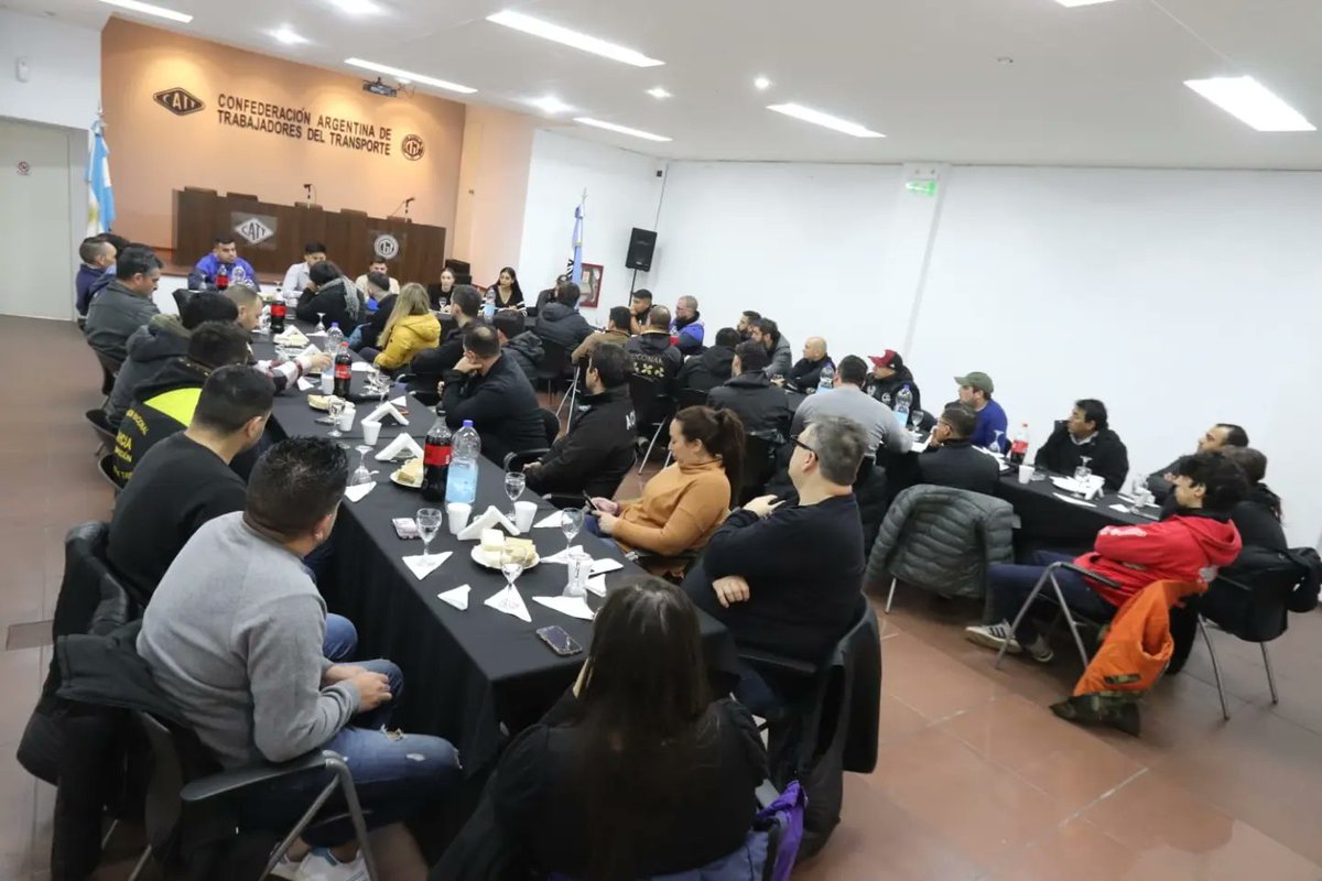 JApdfa's tweet photo. Participamos de una nueva reunión de la @JuvTransporte dónde debatimos temas claves para el futuro del transporte, analizamos el resultado de las PASO y su impacto en nuestro sector, y establecimos una agenda de actividades 🇦🇷💪🏻

#AdrianSilvaConduccion
@apdfanacional https://t.co/6I0kzn4GgY